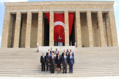 TÜSİAD Heyeti Anıtkabir'i Ziyaret Ederek Anıtkabir Özel Defterini İmzaladı