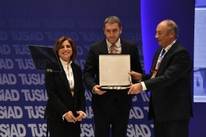 TÜSİAD Genel Sekreteri Zafer Ali Yavan'a teşekkür plaketi taktim edildi.