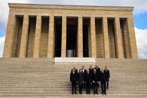 TÜSİAD Heyeti Anıtkabir'i Ziyaret Ederek Anıtkabir Özel Defteri'ni İmzaladı